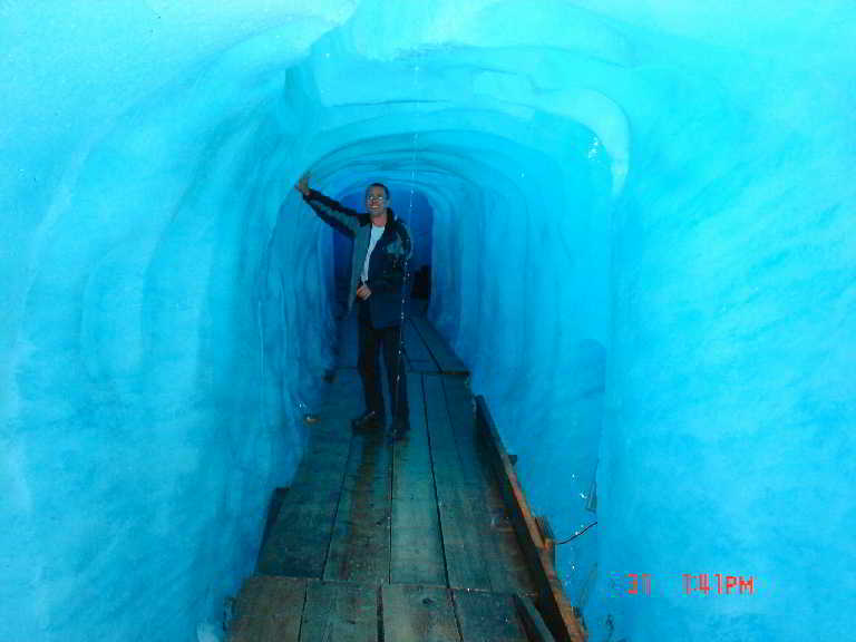 Blaues Ein im Innern des Furkagletschers