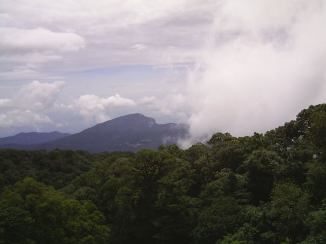 Blick nach Süden auf markenten Berg mit Abbruchkante