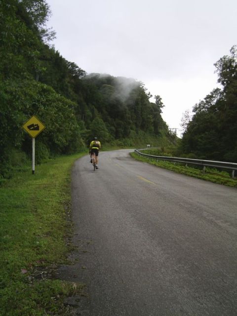Die Wolken greifen oben im flacheren Stück auf die Strasse oder nach den Radfahrer ...?