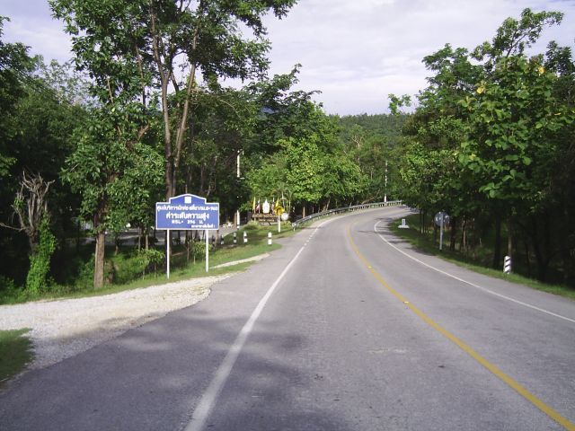 breite Fahrbahn, und Beschreibung der Toiletten und teilweise Höhenmeter samt Strecke