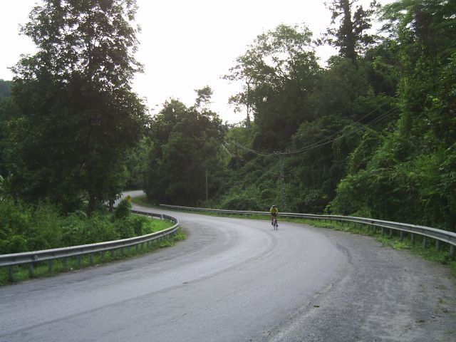 Strasse gut fahrbar, wenig Verkehr, am Rand etwas Kiesel
