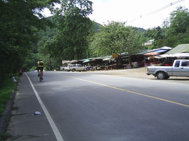 Strassenverkauf einheimischer Produkte der Bergvölker hier