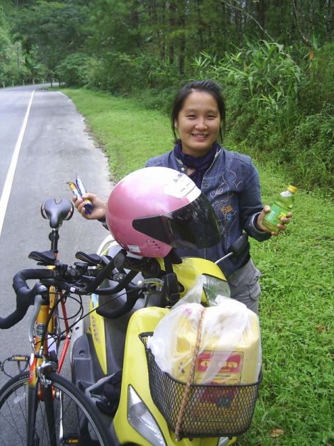 Servicepersonal - Müsliriegel oder Sportgetränk ? Das Lächeln gibts frei dazu ...