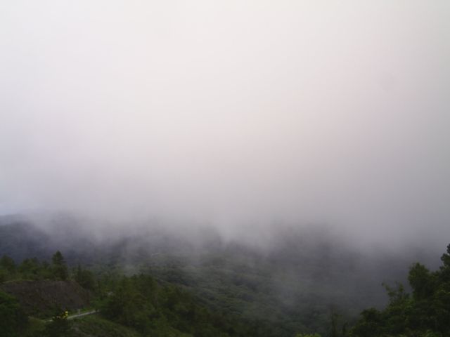 Blick zurück, auf der Strasse eines der gelben Taxen fast in den Wolken