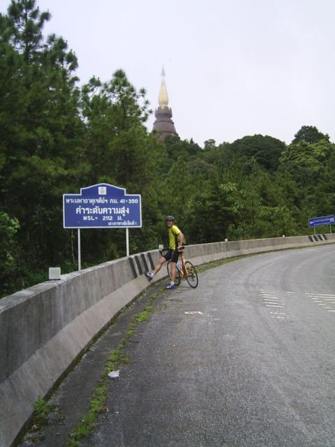 Infotafel: 2112 hm bei 41,35 km, im Hintergrund die Königspagode