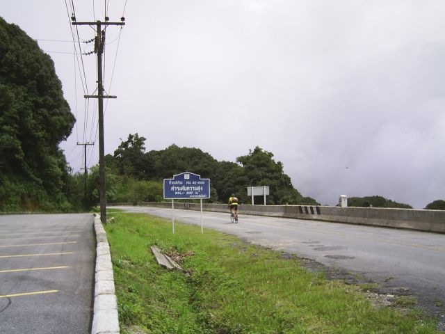 Infotafel: 2157 hm bei 42 km, direkt an Parkpaltz mit Kleinrestaurant also Verpflegung verfügbar