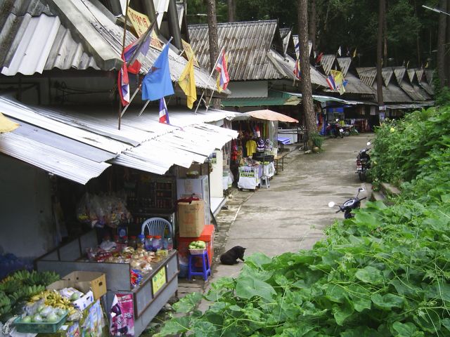 Eine der 3 Shoppingreihen am Parkplatz des Pung Ping Palast