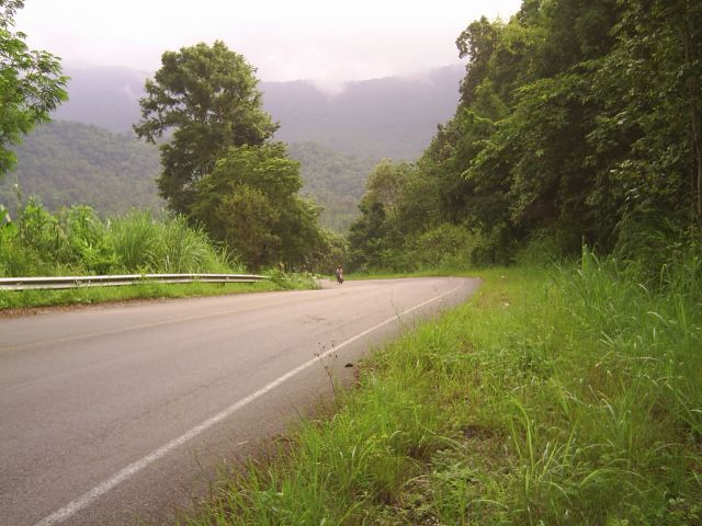 Auffahrt von Hang Dong her, auch das Moped bremts berab