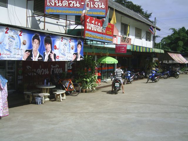 Rast vor einem der Tante Emma Läden auch wenn es daneben schon einen Minimarkt gibt, guter Blick aufs Dorfgeschehen