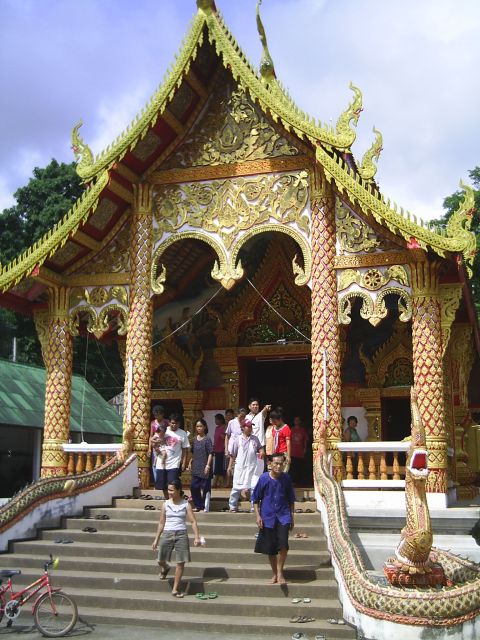Tempel in Samoeng mit buntem Glas verzierte Wände, und Innen auch sehenswert