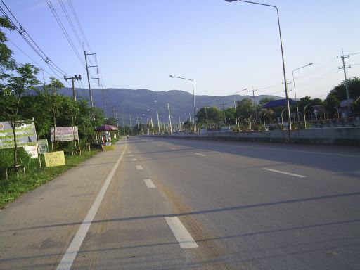 121 jetzt nach Norden, getrennte Fahrbahn durch Wasserkanal - Doi Suithep im Hintergrund