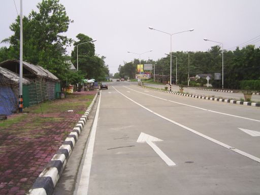 Fängt breit an, wird aber 2-Spurig, von am parkenden Auto ist links der Wasserverkauf