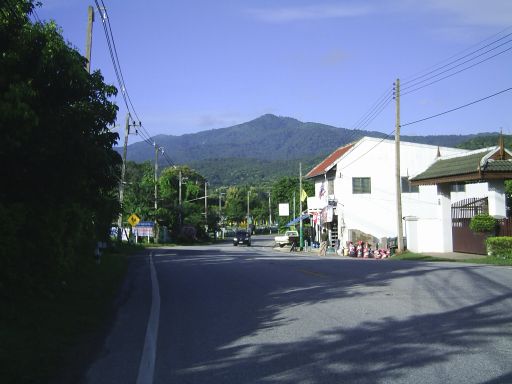 typische Ortschaft mit Kleingeschäften - Nein NICHT über den Berg da hinten ...