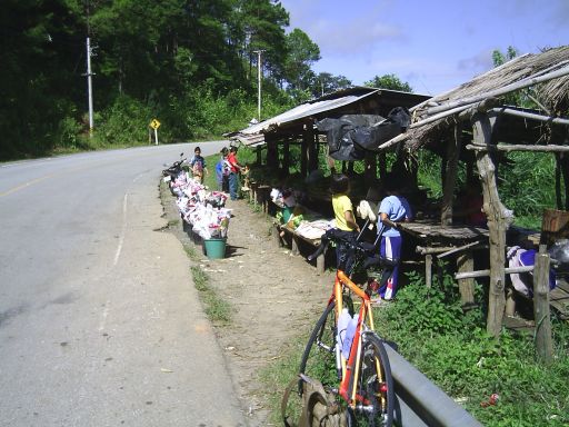 typische Verkaufsstände an Bergkuppen, Sonntag - Kinder also dabei