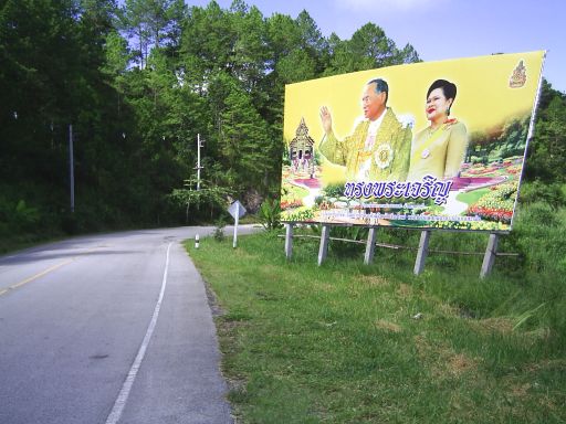 Das gehört hier dazu, Tafeln zu ehren des Königs und seiner Königin ...