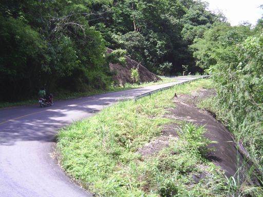 das gleiche Moped, aber hier eher Betonbefestigung