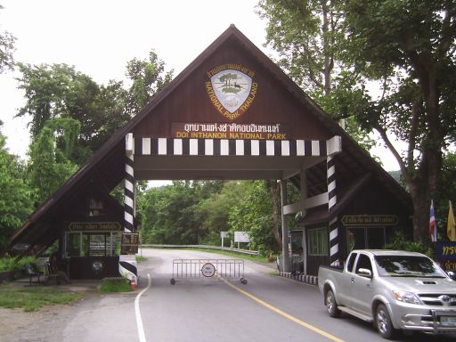 Eingang zum Nationalpark, ab jetzt gilts es dran zu bleiben ...