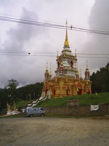 Tempel linker Hand, es darf zum Beten gehalten werden oder auf Rückweg als Dankeschön