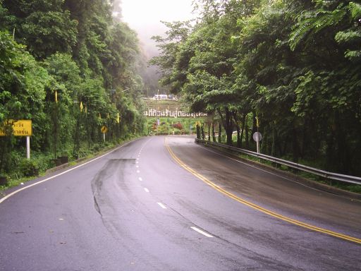 Flanke des Doi Suithep, von rechts kommend (siehe Tour 1)