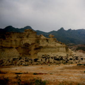 Sehr sehenswert waren die ausgesplten Felsformationen am Hang.