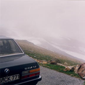 Parkplatz am Timmelsjoch (2509m) - Sicht auf die Serpentinen (A) im Nebel