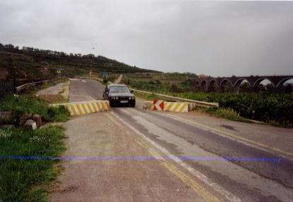 Italienische Variante um LKW von der Durchfahrt abzuhalten!